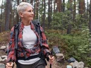 Femme en forêt qui marche