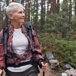 Femme en forêt qui marche