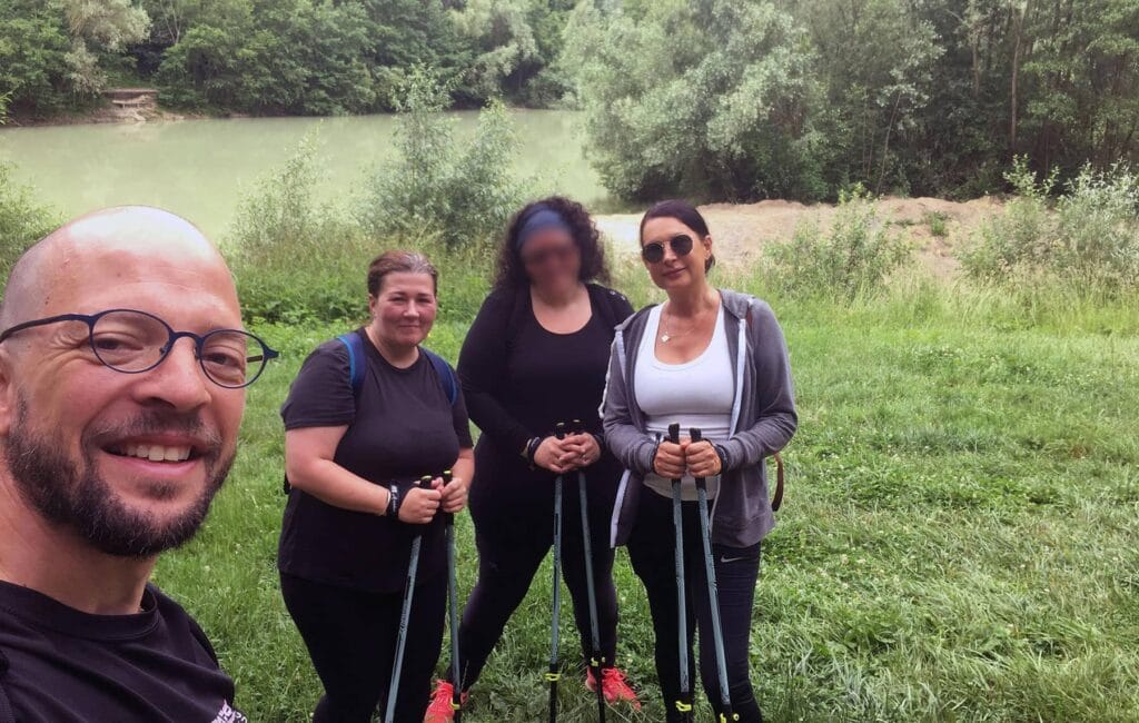 Photo de groupe en forêt marche nordique